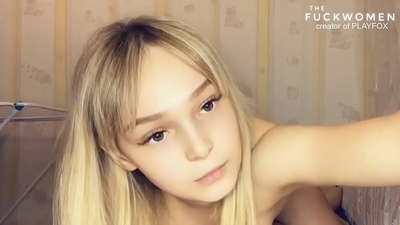 Духтари серғизо ба ҳамсинфаш креми даҳони даҳониро мазлумонро медиҳад